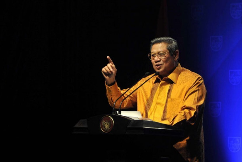Presiden Susilo Bambang Yudhoyono berdiri dan berbicara dari podium